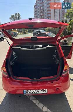 Хэтчбек Dacia Sandero 2012 в 