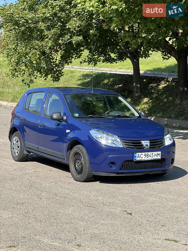 Хэтчбек Dacia Sandero 2009 в 