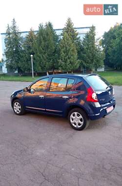 Хэтчбек Dacia Sandero 2009 в 