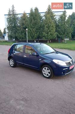 Хэтчбек Dacia Sandero 2009 в 