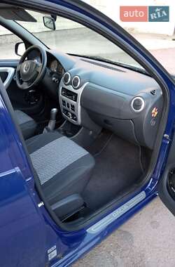 Хэтчбек Dacia Sandero 2009 в 
