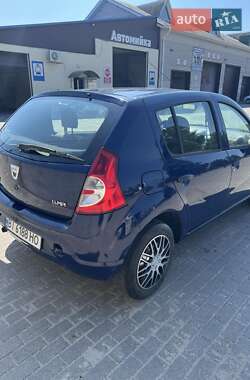 Хэтчбек Dacia Sandero 2009 в 