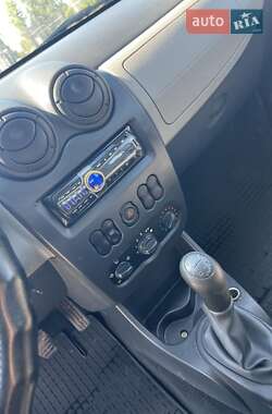 Хэтчбек Dacia Sandero 2009 в 