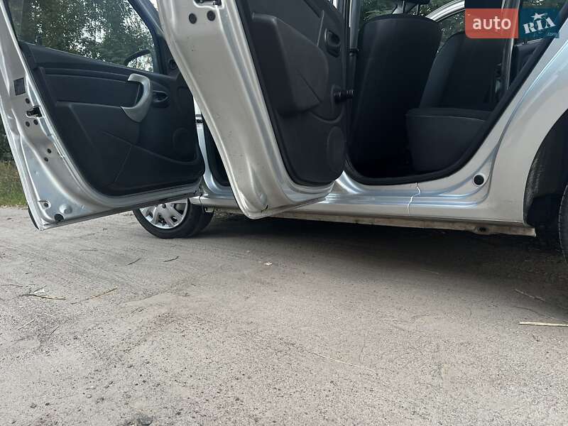 Хетчбек Dacia Sandero 2008 в Чернігові