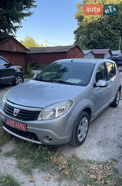 Хетчбек Dacia Sandero 2009 в Ромнах