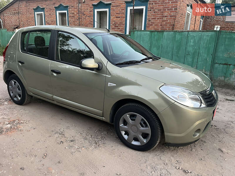 Хетчбек Dacia Sandero 2008 в Охтирці