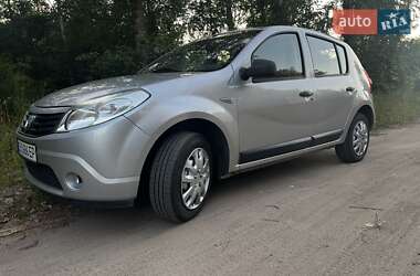 Хэтчбек Dacia Sandero 2008 в 