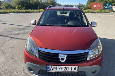 Хэтчбек Dacia Sandero 2010 в 