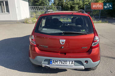 Хэтчбек Dacia Sandero 2010 в 