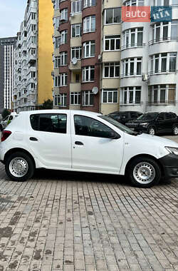 Хэтчбек Dacia Sandero 2015 в 