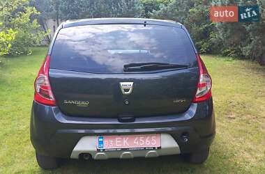 Хэтчбек Dacia Sandero 2008 в 