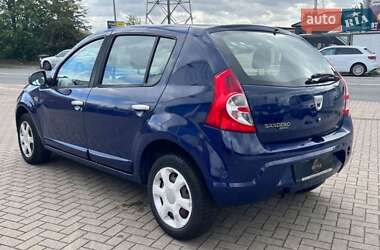 Хэтчбек Dacia Sandero 2009 в 