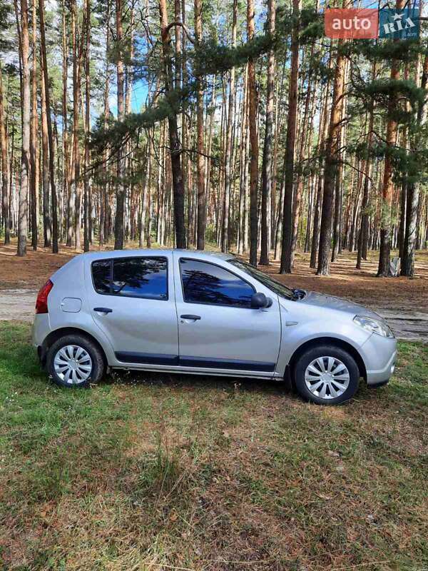 Хэтчбек Dacia Sandero 2010 в Ромнах