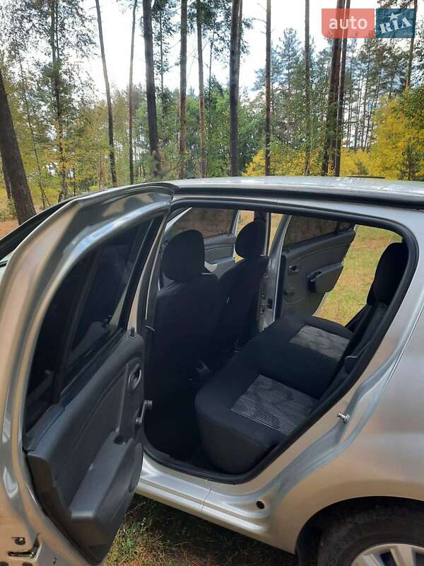 Хэтчбек Dacia Sandero 2010 в Ромнах