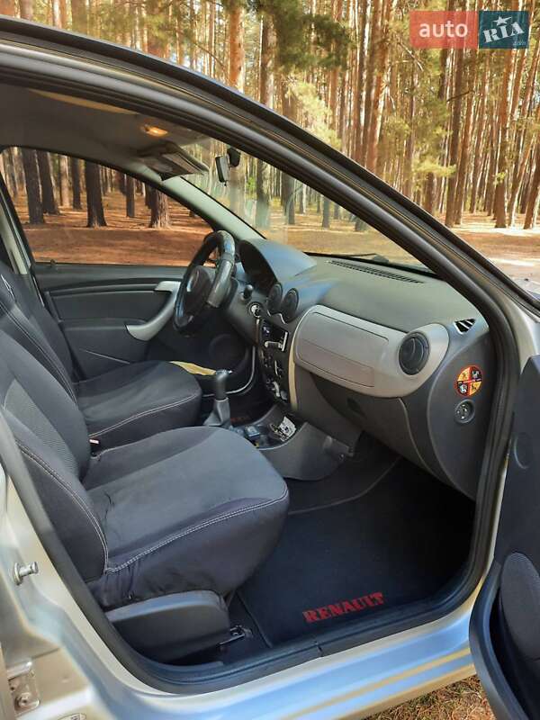 Хэтчбек Dacia Sandero 2010 в Ромнах