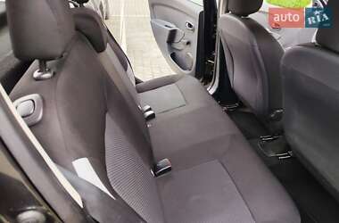Хэтчбек Dacia Sandero 2015 в 