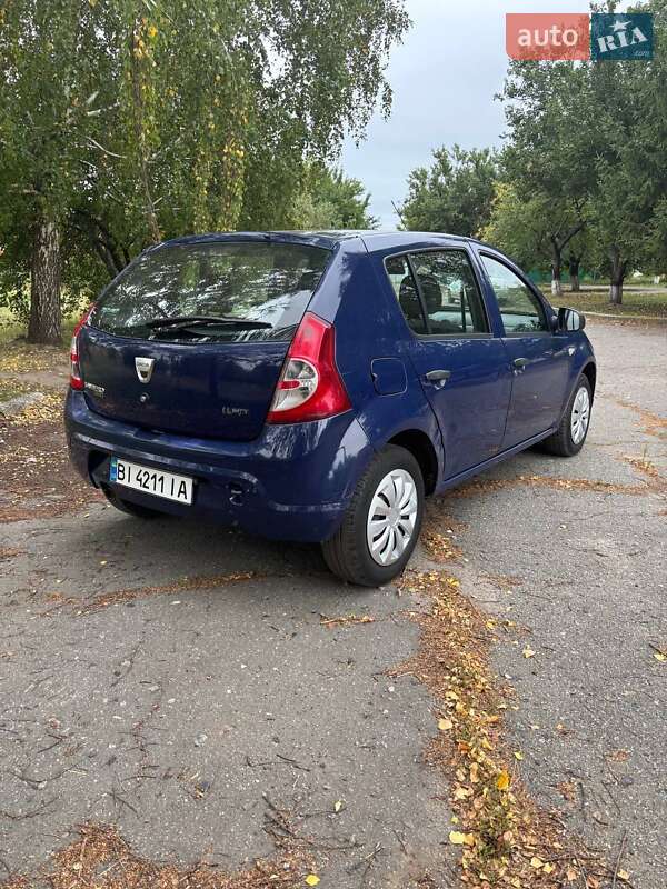 Хэтчбек Dacia Sandero 2009 в Гадяче
