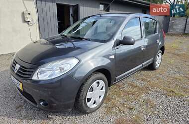 Хэтчбек Dacia Sandero 2008 в 