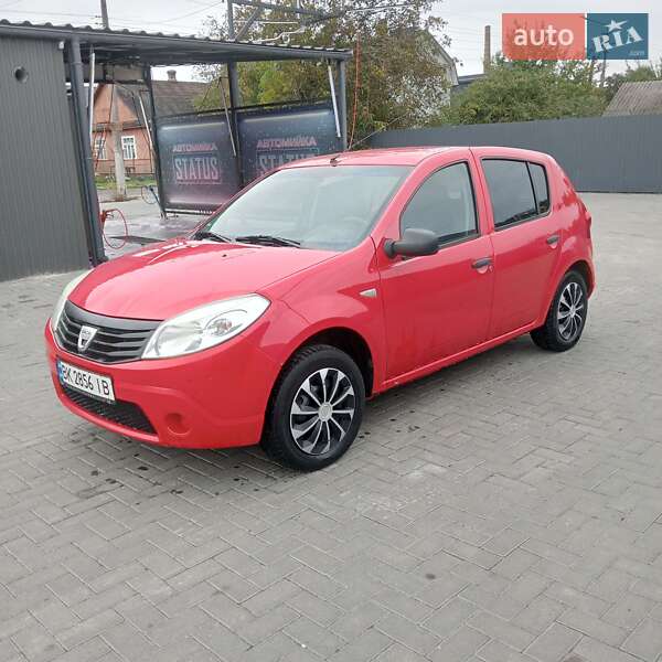 Хэтчбек Dacia Sandero 2009 в Остроге