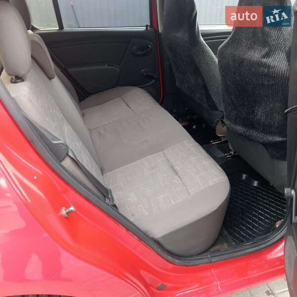 Хэтчбек Dacia Sandero 2009 в Остроге