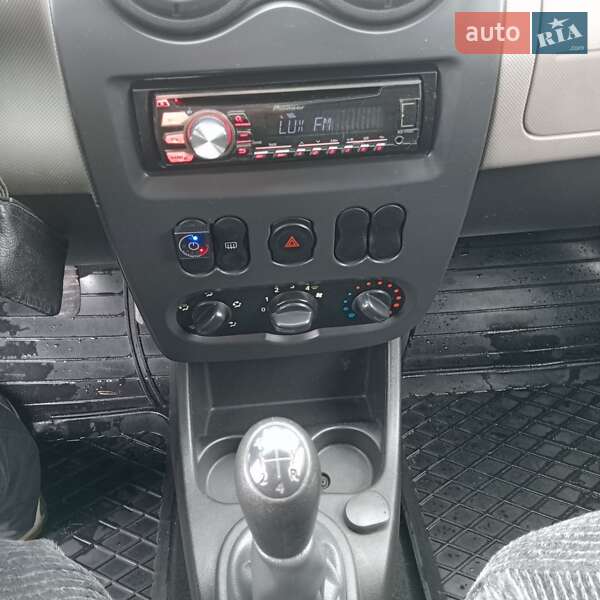 Хэтчбек Dacia Sandero 2009 в Остроге