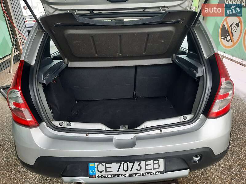 Хетчбек Dacia Sandero 2011 в Чернівцях