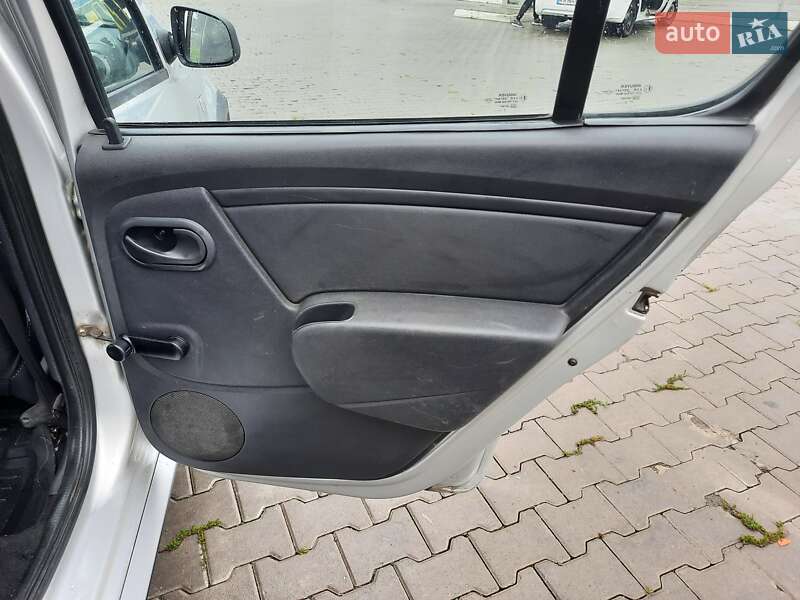 Хетчбек Dacia Sandero 2011 в Чернівцях