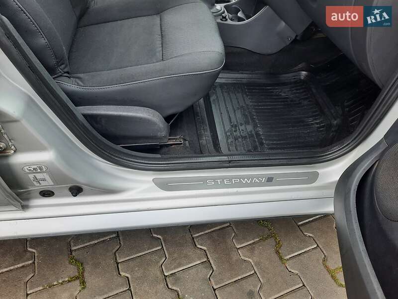 Хетчбек Dacia Sandero 2011 в Чернівцях