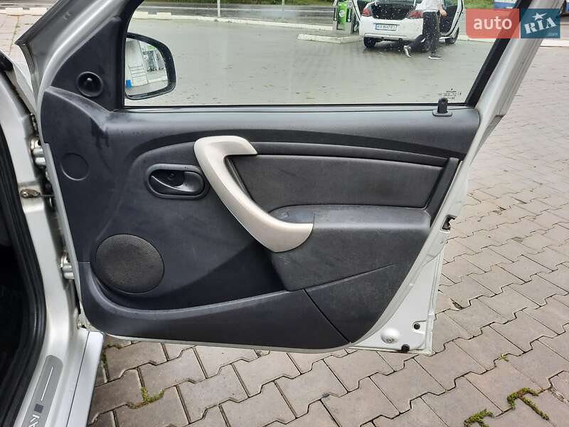 Хетчбек Dacia Sandero 2011 в Чернівцях