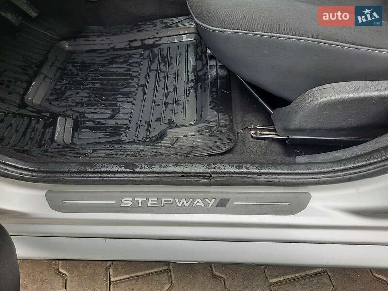 Хетчбек Dacia Sandero 2011 в Чернівцях