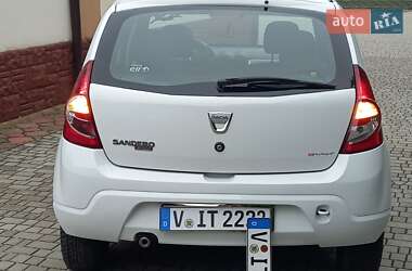 Хэтчбек Dacia Sandero 2009 в 