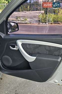 Хэтчбек Dacia Sandero 2008 в 