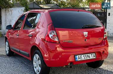 Хэтчбек Dacia Sandero 2009 в 