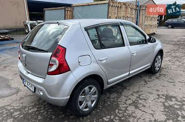 Хэтчбек Dacia Sandero 2010 в  фото 4 Хэтчбек Dacia Sandero 2010 в