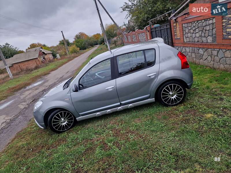 Внедорожник / Кроссовер Dacia Sandero 2009 в Полтаве