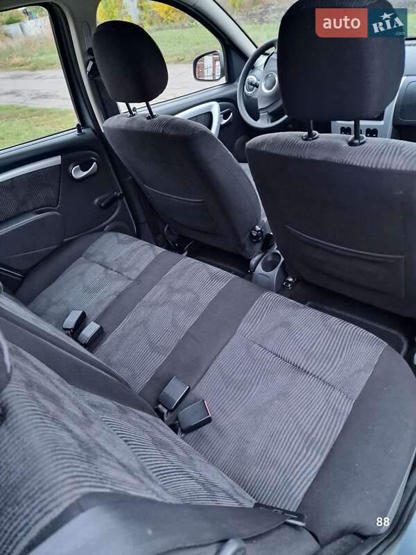 Внедорожник / Кроссовер Dacia Sandero 2009 в Полтаве