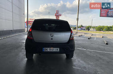 Хэтчбек Dacia Sandero 2010 в 