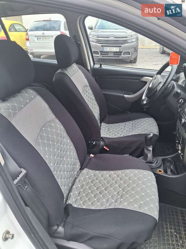 Хетчбек Dacia Sandero 2009 в Рівному