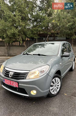 Хэтчбек Dacia Sandero 2008 в 