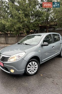 Хэтчбек Dacia Sandero 2008 в 