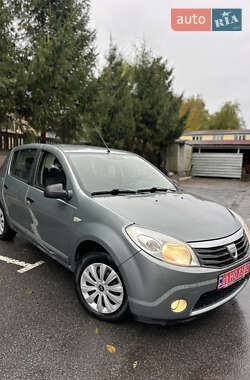 Хэтчбек Dacia Sandero 2008 в 