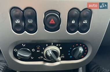 Хэтчбек Dacia Sandero 2009 в 
