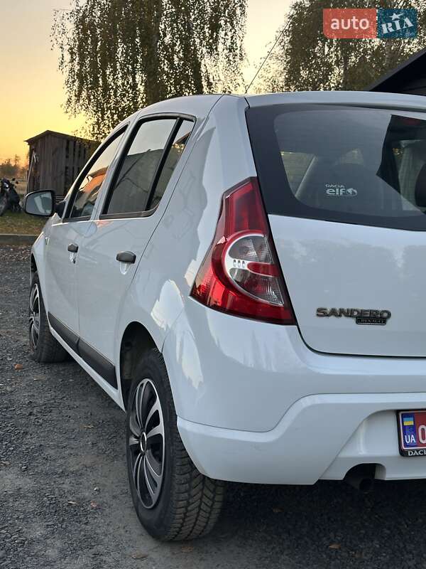 Хэтчбек Dacia Sandero 2009 в Любешове