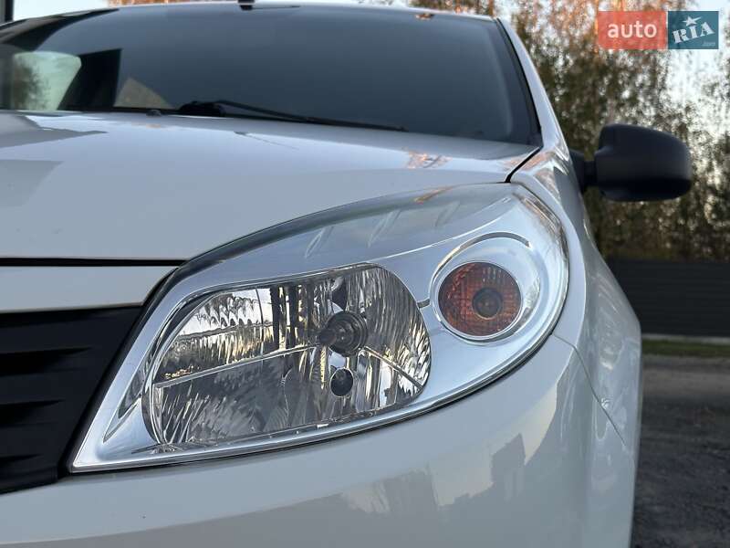 Хэтчбек Dacia Sandero 2009 в Любешове