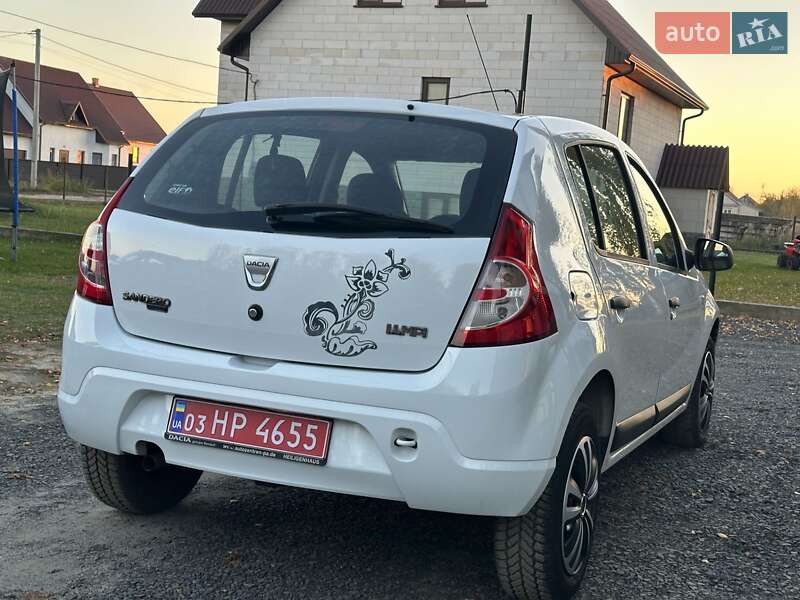 Хэтчбек Dacia Sandero 2009 в Любешове