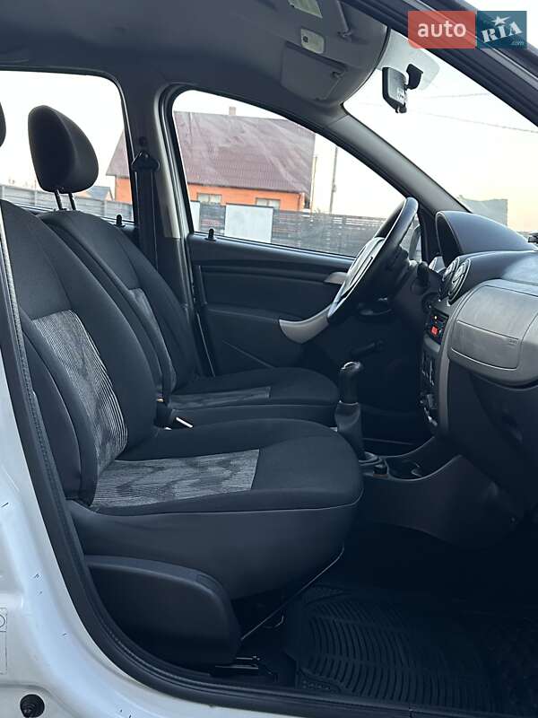 Хэтчбек Dacia Sandero 2009 в Любешове