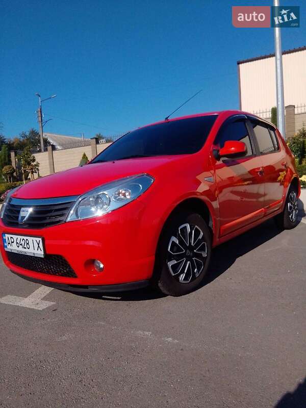 Хетчбек Dacia Sandero 2009 в  фото Хетчбек Dacia Sandero 2009 в
