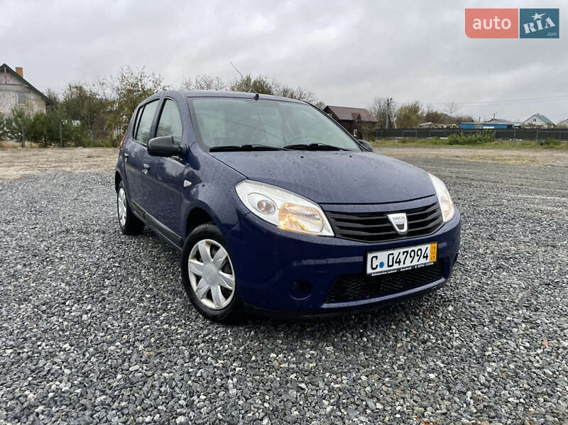 Хэтчбек Dacia Sandero 2008 в 