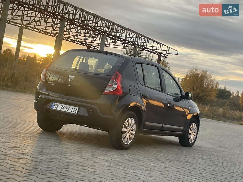 Хетчбек Dacia Sandero 2010 в Луцьку