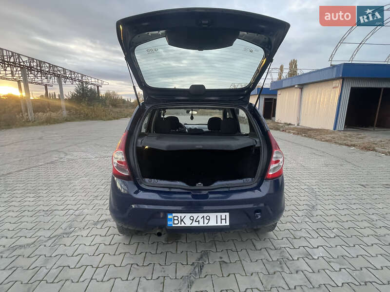 Хетчбек Dacia Sandero 2010 в Луцьку